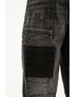 Jean en black denim con desgastes para niña